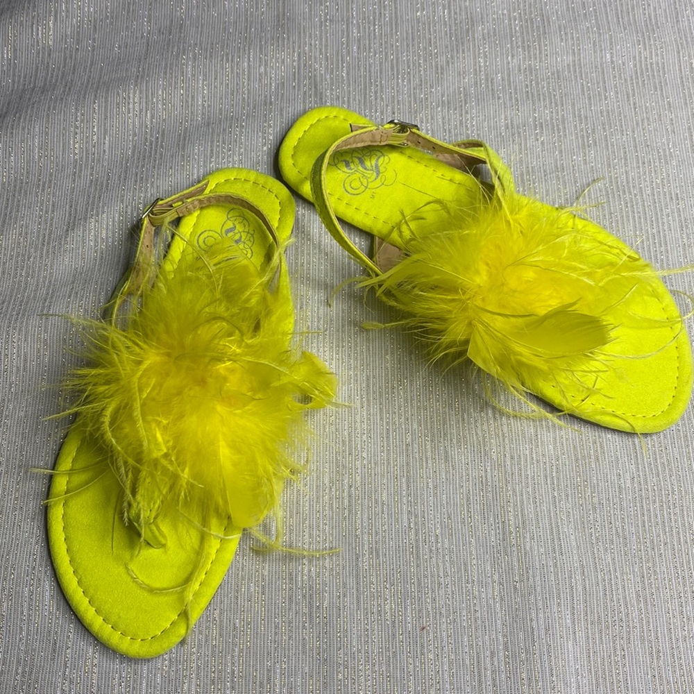 MISS L by LILIANA - women’s yellow sandals with feathers size 7